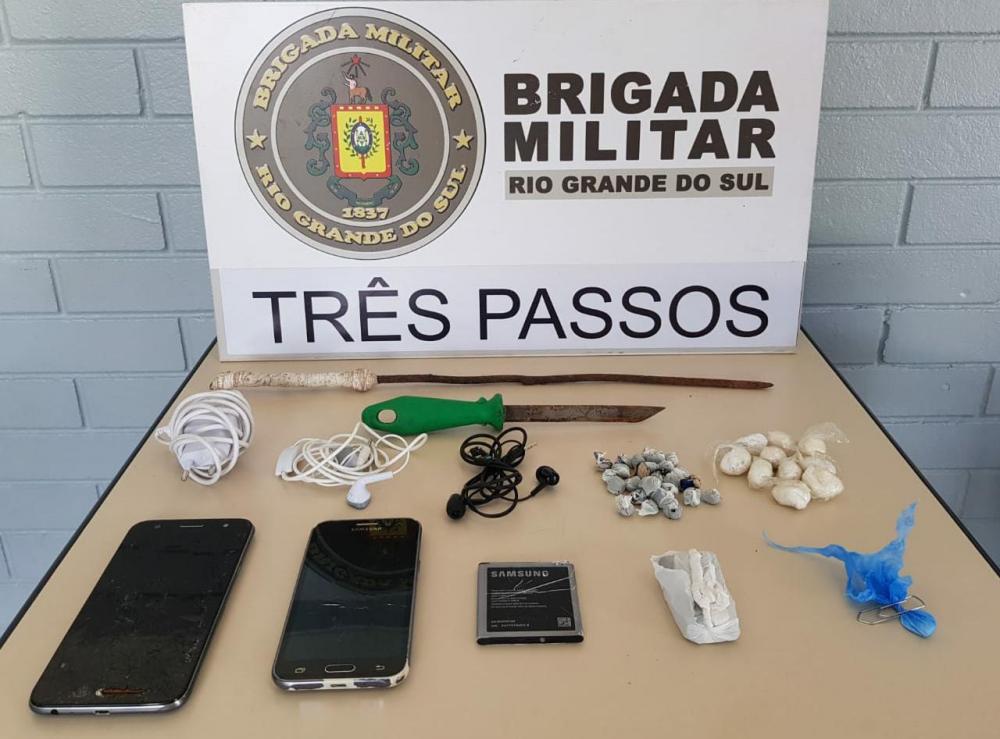 Entorpecentes e outros objetos que estavam dentro da mochila (Foto: Divulgação/BM)