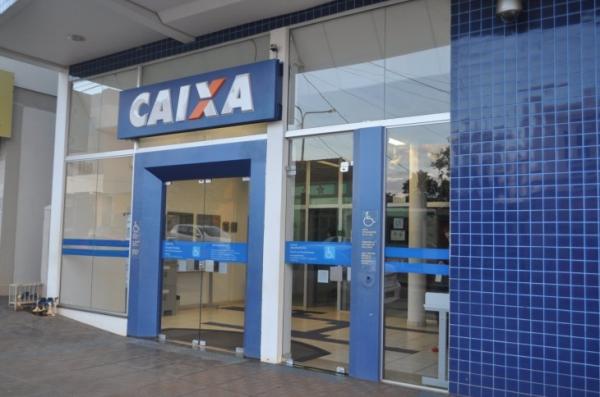 Trabalhadores podem sacar o dinheiro nas agências da CEF ou casas lotéricas (Foto: Diones Roberto Becker)