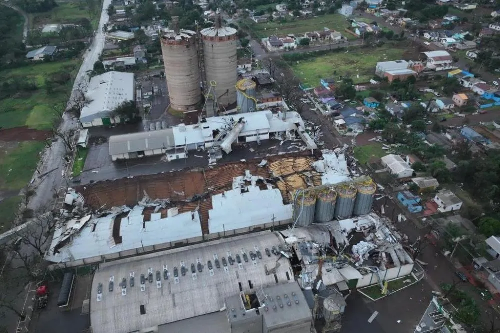 Pelo menos 1,2 mil casas registraram destelhamentos após microexplosão climática em São Luiz Gonzaga. Fotos: Brigada Militar / Divulgação