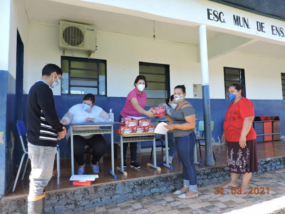 Entrega está ocorrendo nas escolas do município (Foto: Divulgação)