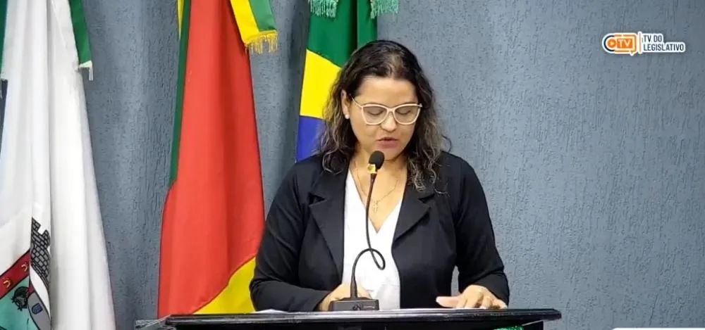 Vereadora Luísa Barth, MDB, fez um prevê resumo da história da Rádio Província durante a sessão (Foto: Reprodução/Câmara de Vereadores)