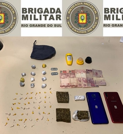 Drogas e outros objetos apreendidos com os jovens (Foto: Divulgação/BM)