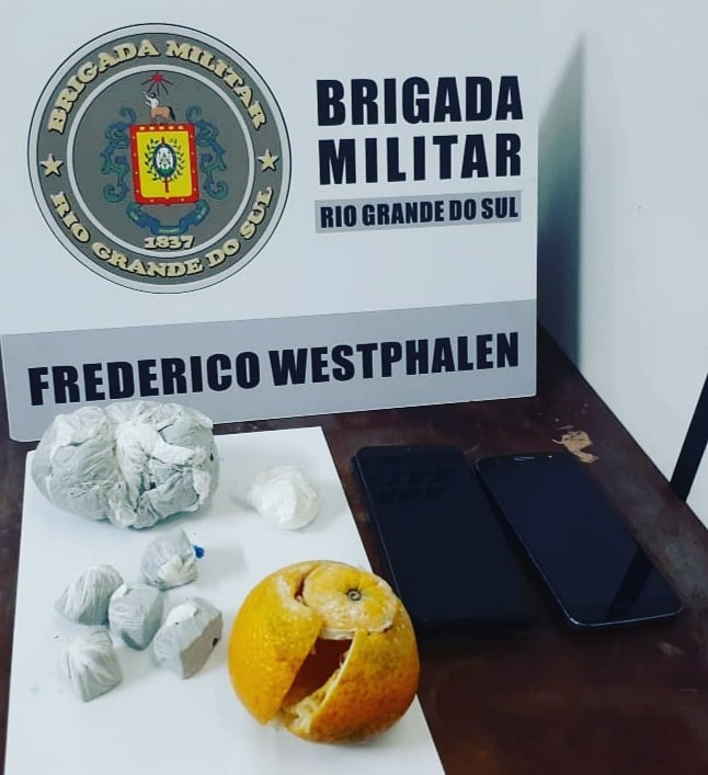 Na ação, policiais militares apreenderam porções de maconha e de cocaína (Foto: Divulgação/BM)