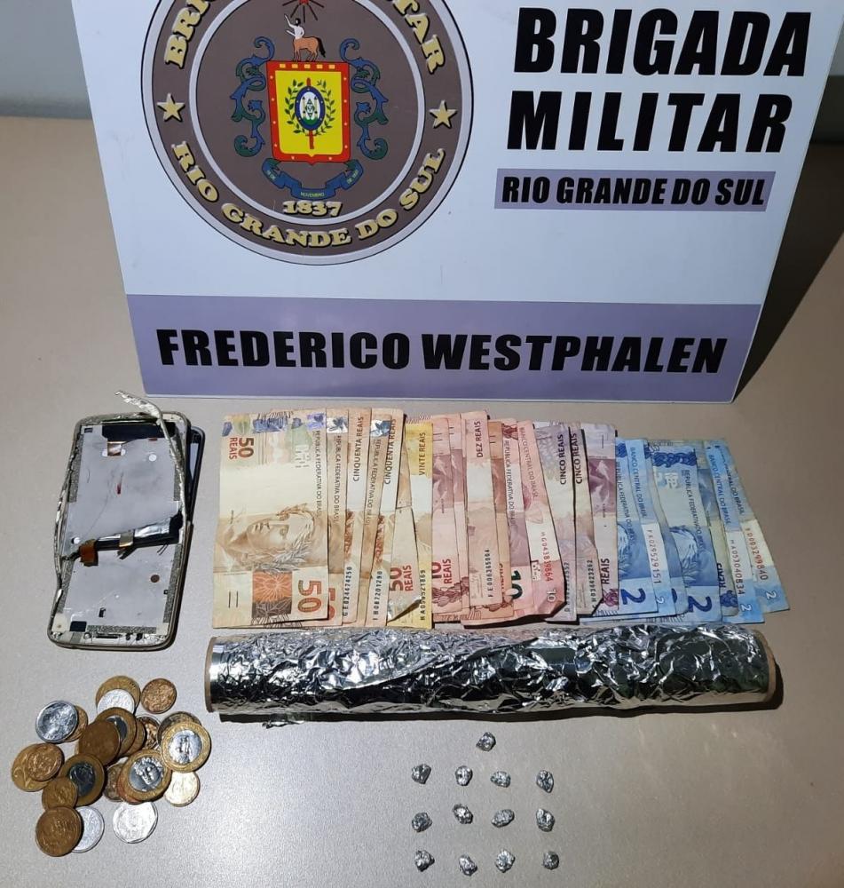 Pedras de crack, dinheiro e o telefone celular apreendidos na ação (Foto: Divulgação/BM)