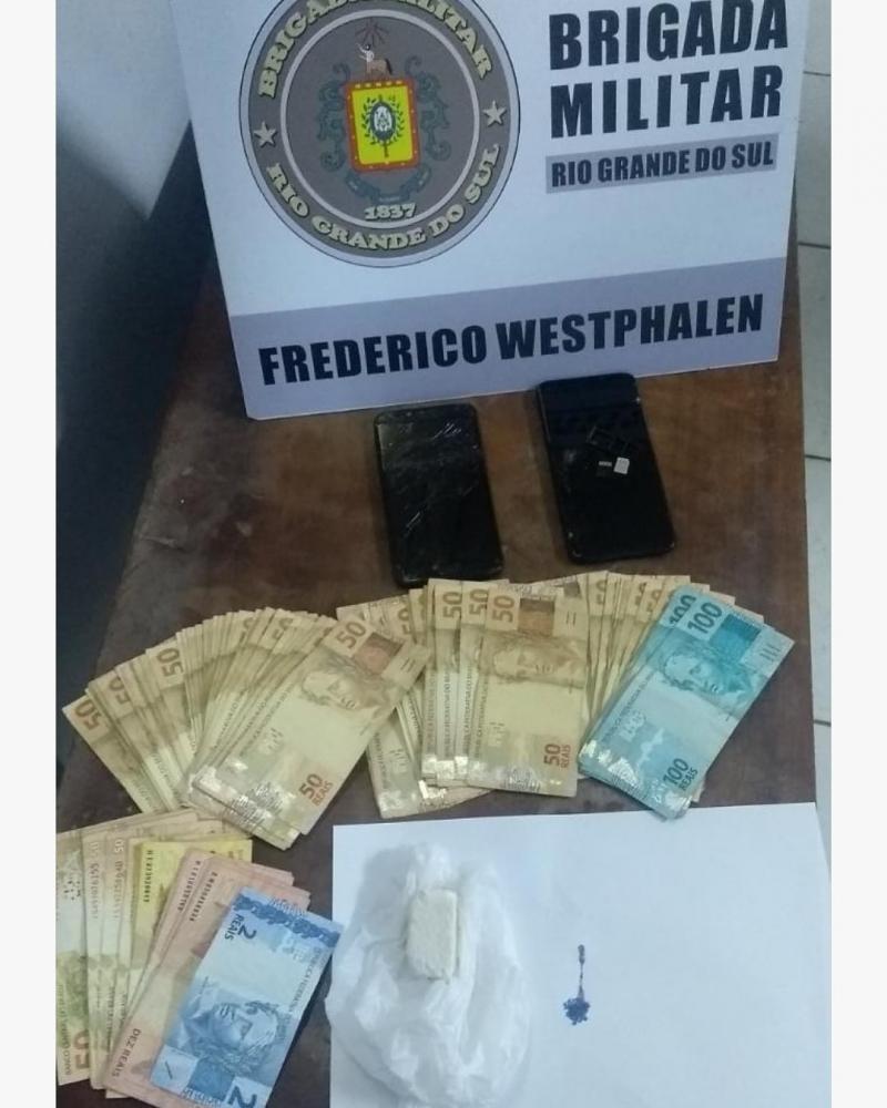 Cocaína e outros materiais apreendidos (Foto: Divulgação/BM)