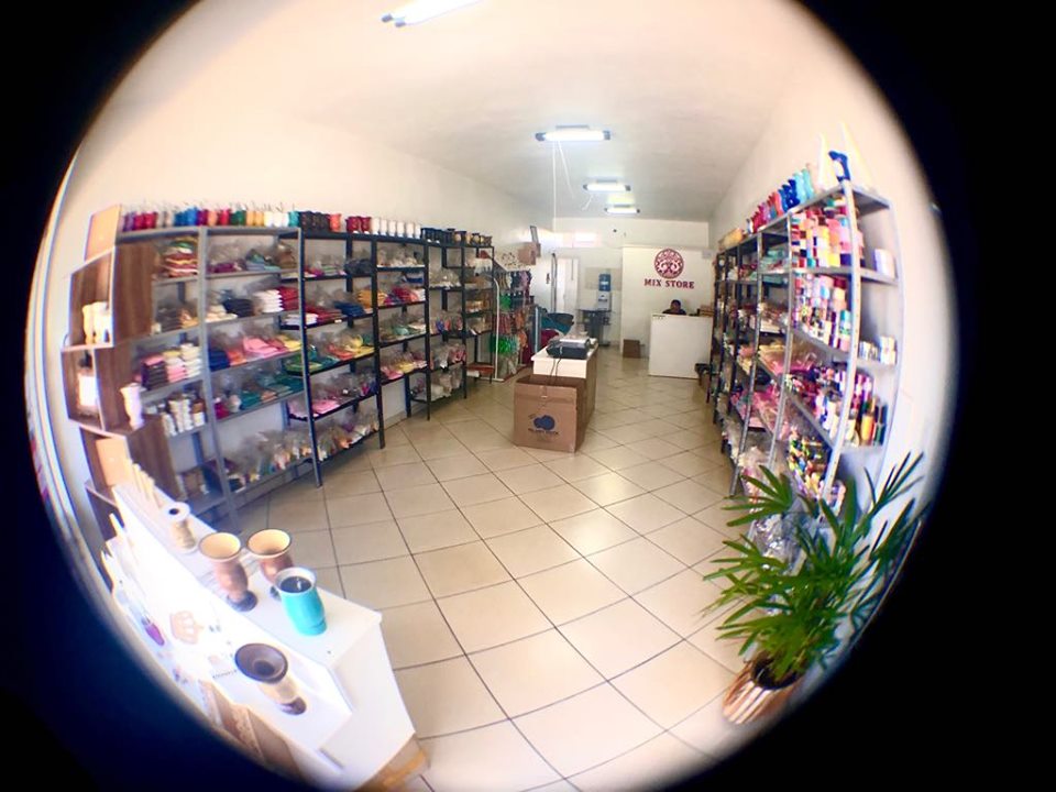 Loja Mix Store é especializada em produtos para customização de cuias, chinelos e outros objetos (Foto: Diones Roberto Becker)
