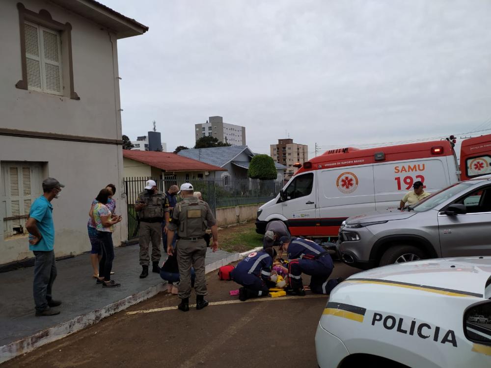 A SAMU realizou o atendimento e encaminhou a condutora da Biz até o HSA. (Foto:Divulgação/Sistema Província de Comunicação)