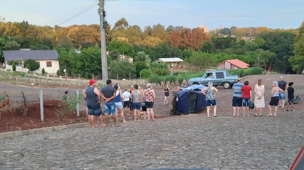 Veículo capotou sobre a via pública após colidir contra poste de energia elétrica (Foto: Reprodução/WhatsApp)