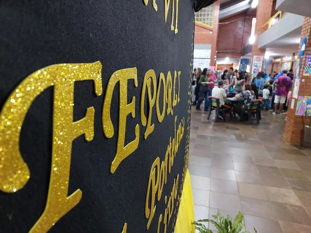 Feira do Livro ocorre na escola Sepé Tiaraju de Tenente Portela (Foto: Jonas Martins)