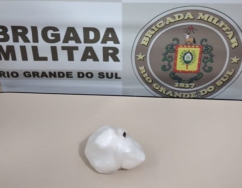 Na ação, os policiais militares apreenderam 99 gramas de cocaína (Foto: Divulgação/7º BPM)