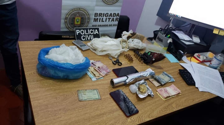 Materiais apreendidos durante o cumprimento de seis mandados (Foto: Divulgação/Polícia Civil)