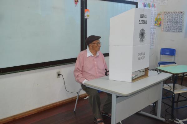 Peri Dorneles na cabine de votação (Foto: Jonas Martins)