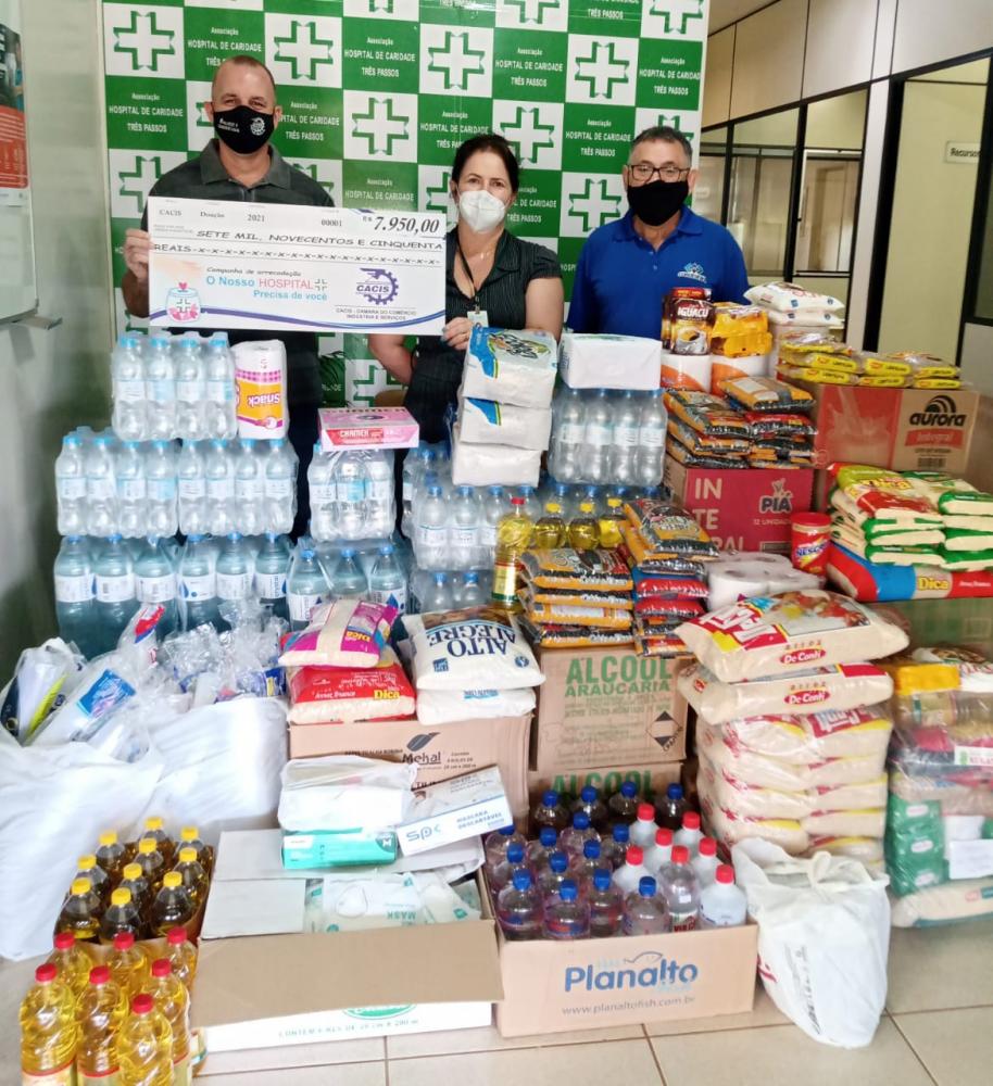 Momento da entrega das doações no hospital. (Foto: Divulgação/CACIS)