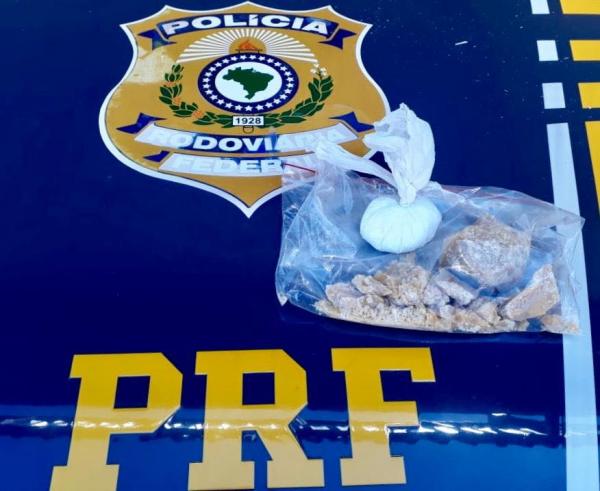 Policiais rodoviários encontraram 150 gramas de crack e 50 gramas de cocaína no porta pacote do ônibus (Foto: Divulgação/PRF)