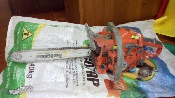 A motosserra furtada foi aprendida durante a abordagem policial. (Foto: Divulgação/Caçadores de Notícias)