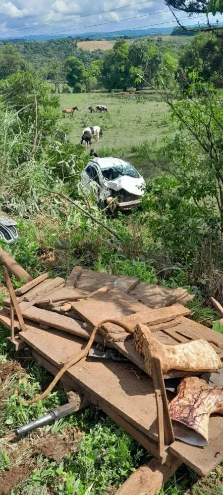 O veículo colidiu contra carroça. (Foto: reprodução/WhatsApp)
