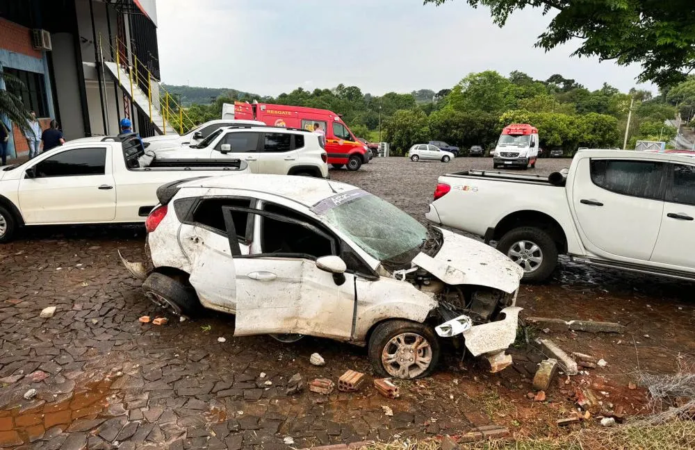 Acidente deixou o carro completamente destruído (Foto: LA+)