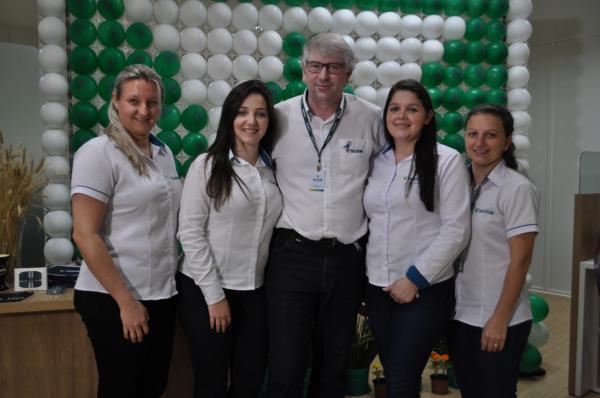 Equipe Sicoob reunida durante coquetel referente ao aniversário da cooperativa. (Foto: Raiana Silva)