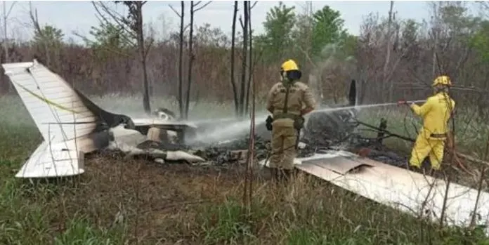 Piloto fez um pouso forçado e ateou fogo ao próprio avião antes de fugir. (Foto: FAB/Divulgação/CP)