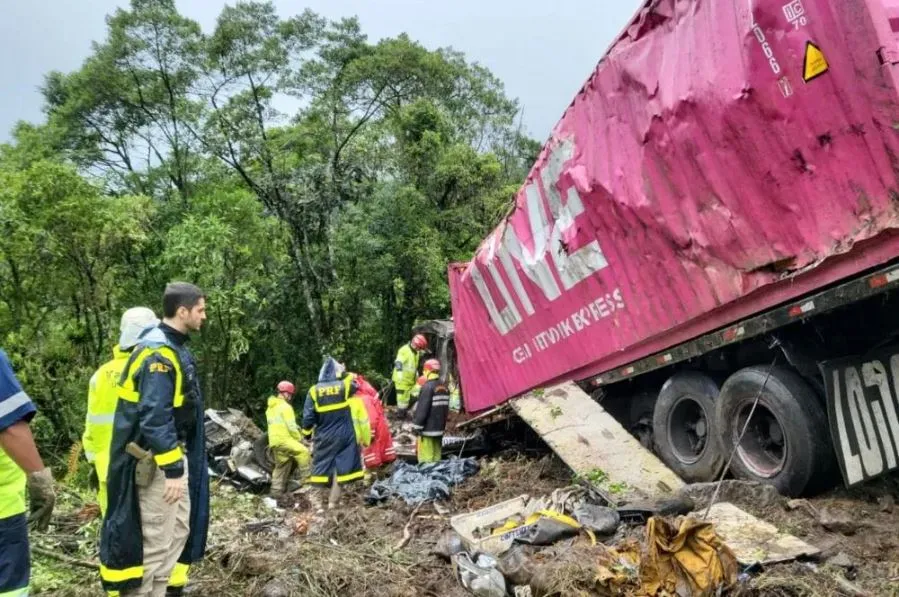 Dos 10 freios do caminhão, quatro estavam desgastados e cinco não operavam. (Foto: CBMPR / Divulgação)