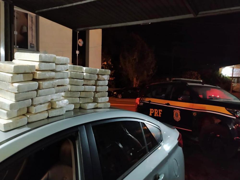 Embalagens com cloridato de cocaína estavam escondidos no painel do automóvel (Foto: Divulgação/PRF)