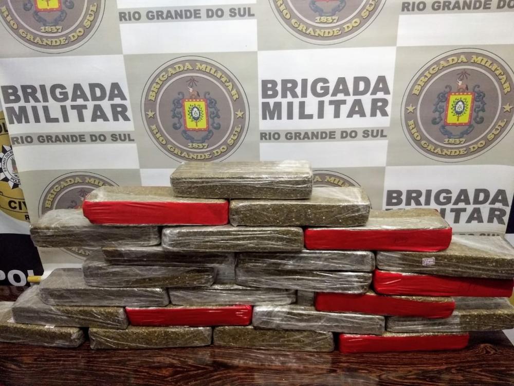 Foram apreendidos 24 tabletes de maconha, que totalizaram 15 quilos (Foto: Divulgação/BM)