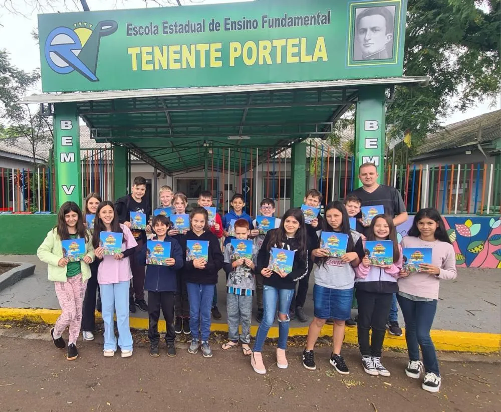  Professor Willian Graebin com alunos do 5° ano da Escola. (Foto: Divulgação / Escola estadual de Ensino Fundamental Tenente Portela)