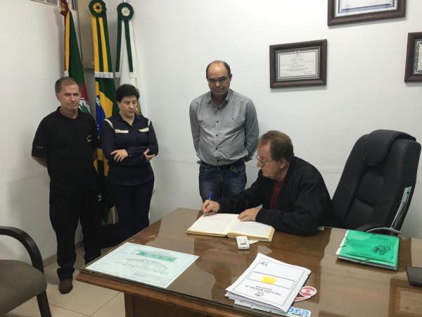 Ato de transmissão do cargo (Foto: Divulgação/ASCOM Redentora)