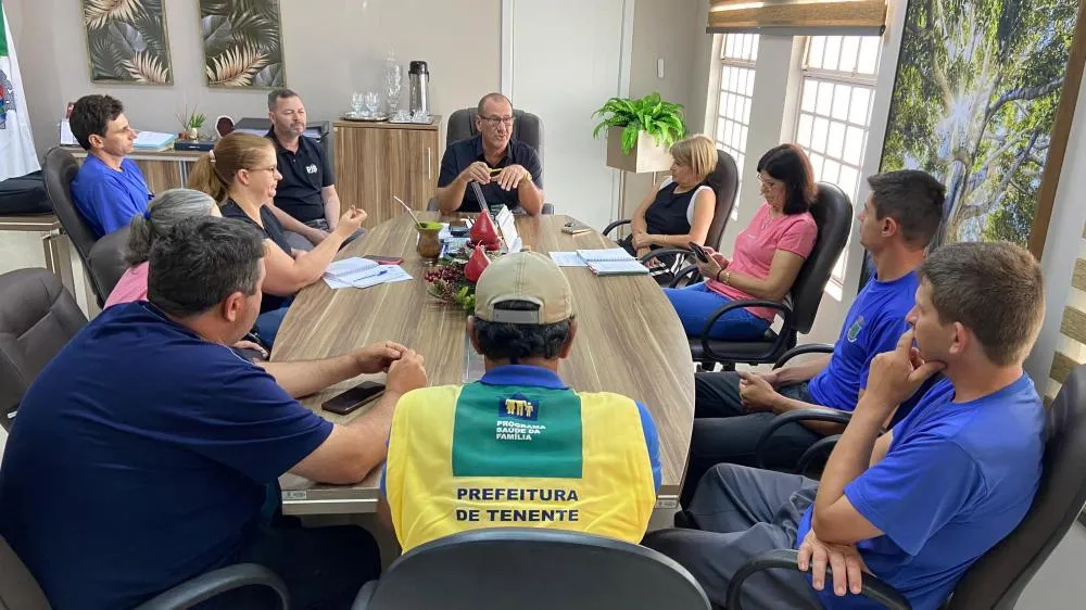 Reunião na prefeitura debateu o controle da dengue no município (Foto: Ascom Tenente Portela)