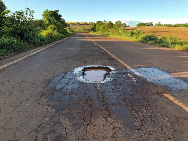 Alguns buracos impressionam pelo tamanho e profundidade (Foto: Diones Roberto Becker)