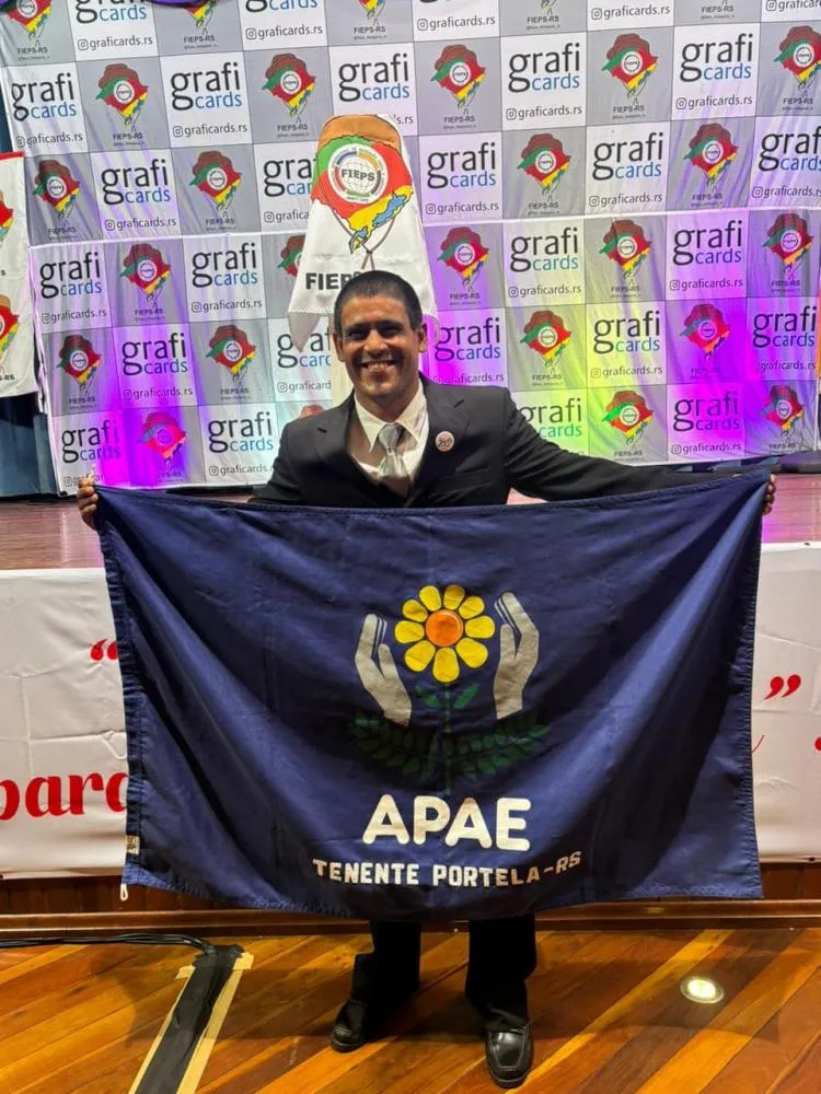 Lucas recebeu homenagem em Porto Alegre (Foto: Divulgação)