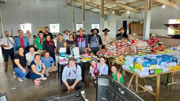 Arrecadação e membros do CTG de Vista Gaúcha (Foto:Facebook) 