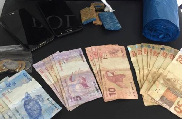 Ação resultou na prisão de três pessoas e apreensão de drogas e dinheiro (Foto: Divulgação/Polícia Civil)