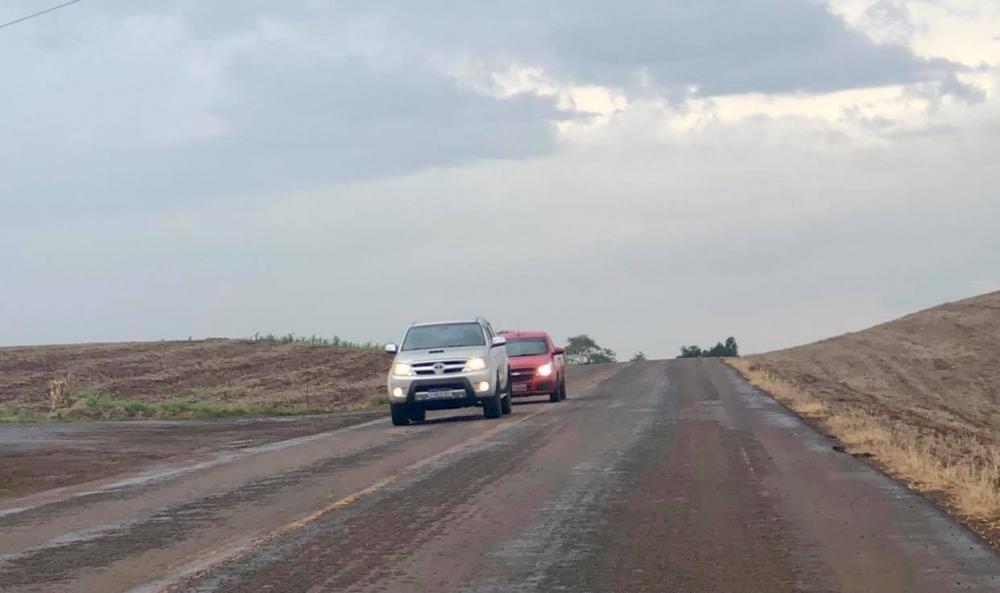 Uso de farol aceso em rodovias mesmo durante o dia se tornou obrigatório em 2016 (Foto: Diones Roberto Becker)