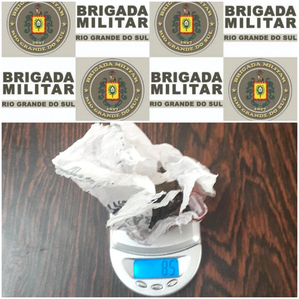 Porção de maconha estava dentro da mochila da adolescente (Foto: Divulgação/BM)