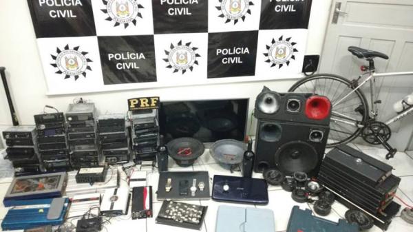 Materiais foram encontrados numa residência no final da tarde desta quarta-feira (Foto: Divulgação/PRF)