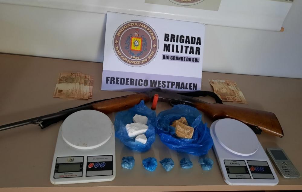 Na ação também foram apreendidas uma arma de fogo, dinheiro e outros objetos (Foto: Divulgação/BM)