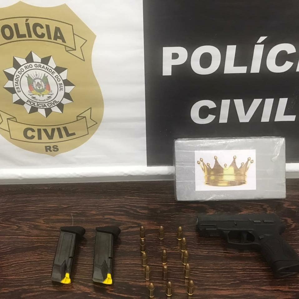 Além de um quilo de cocaína, também foi apreendida uma pistola e munições (Foto: Divulgação/Polícia Civil)