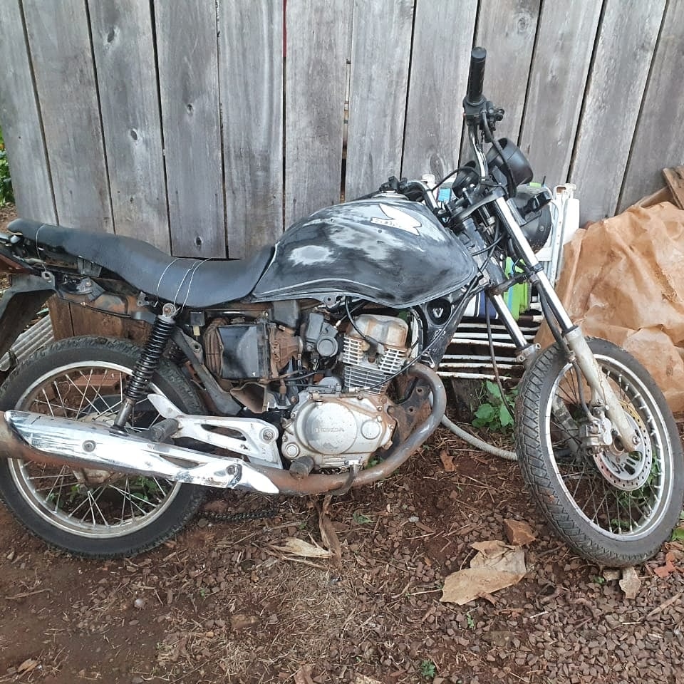 Motocicleta estava abandonada numa propriedade rural em Baixo Lajeado Azul (Foto: Divulgação/BM)