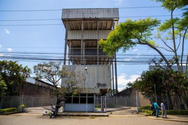 Prédio que receberá a Polícia Rodoviária Federal na zona norte de Porto Alegre era ocupado pelo Banco do Brasil (Foto: Omar Freitas/Agencia RBS)