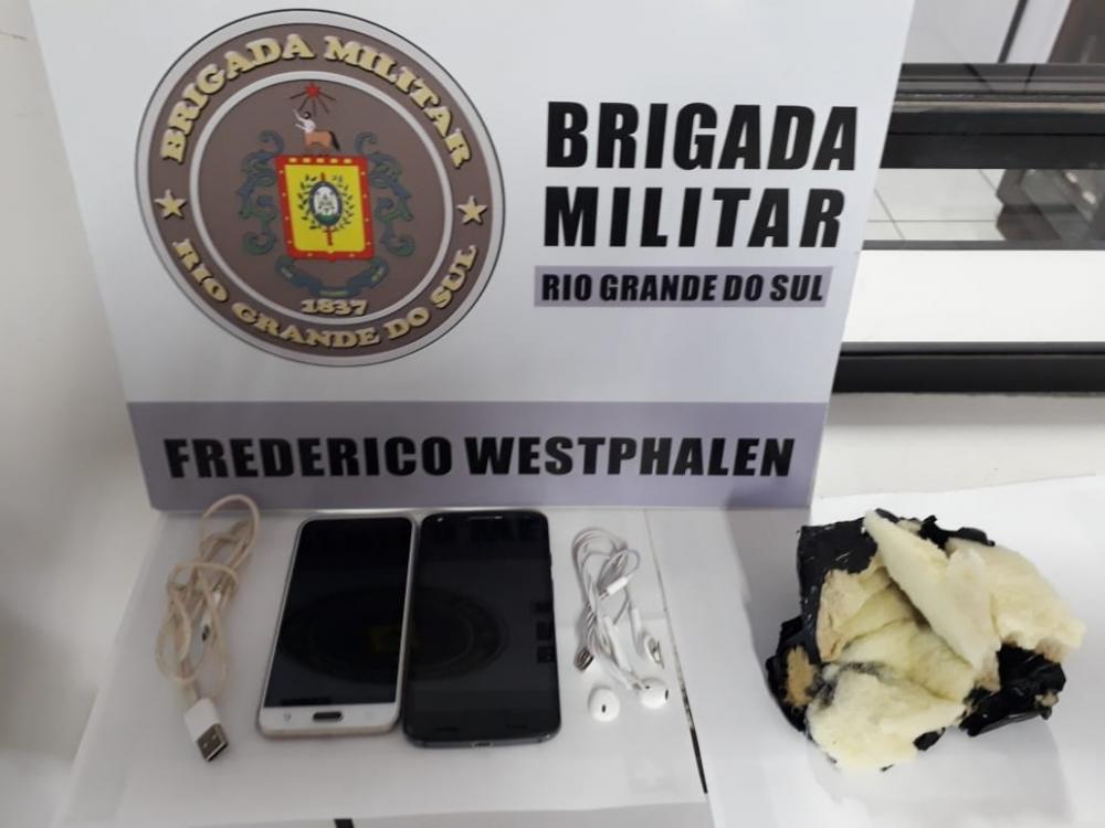 Foram apreendidos, dois telefones celulares, um cabo USB e um fone de ouvido (Foto: Divulgação/37º BPM)
