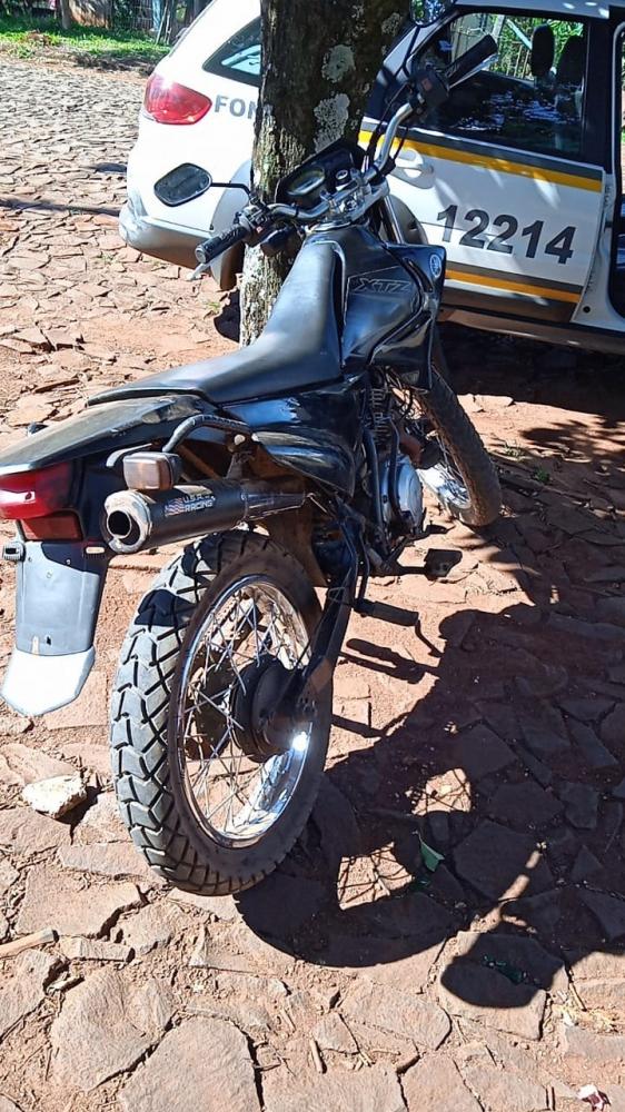 Moto estava estacionada no centro da cidade quando foi localizada pelos policiais militares (Foto: Divulgação/BM)