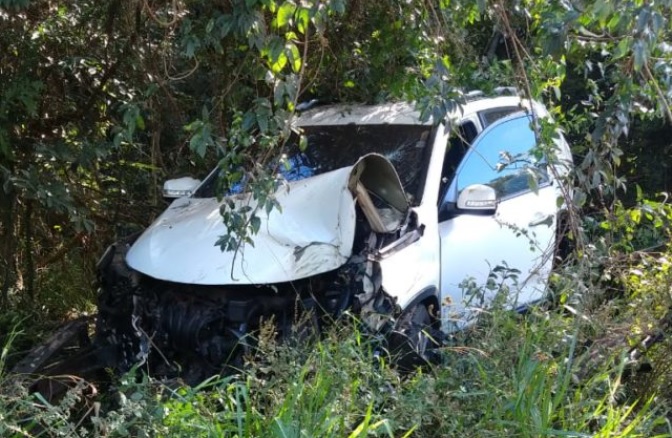 Motorista viajava sozinho e foi encaminhado para atendimento hospitalar (Foto: Reprodução/Santo Augusto Urgente)