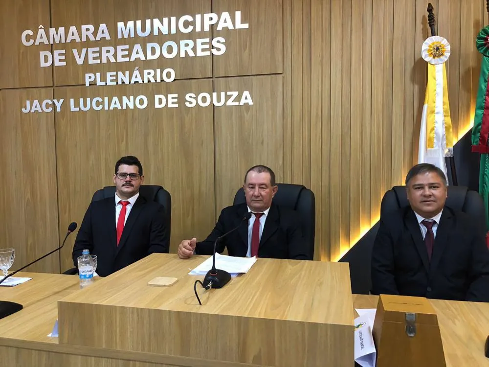 Nova mesa diretora da Câmara de Vereadores de Coronel Bicaco (Foto: Diones Roberto Becker)