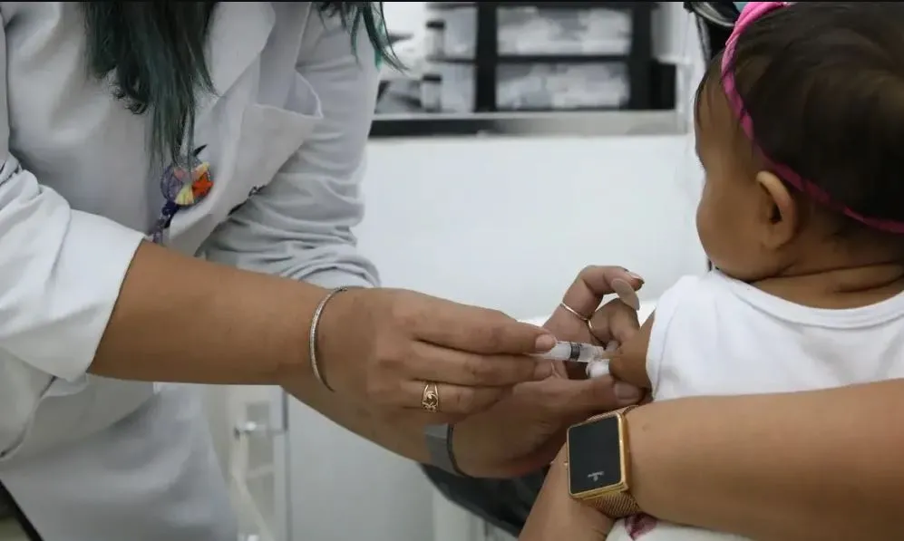 Reforço vacinal aos 15 meses passa a ser injetável. (Foto: Rovena Rosa / Agência Brasil)