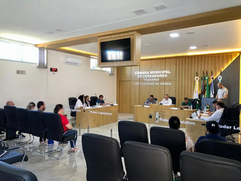Todos os vereadores titulares participaram da sessão extraordinária (Foto: Diones Roberto Becker))