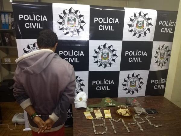 Homem preso durante a operação Gollum (Foto: Divulgação/Polícia Civil)