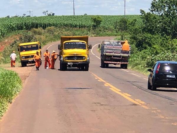 Reparos na estrada foram efetuados na tarde desta sexta-feira (Foto: Diones Roberto Becker)