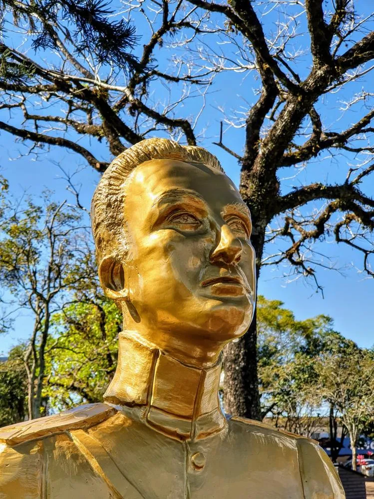 Busto do Tenente Portela na Praça que leva seu nome (Foto: Jalmo Fornari)