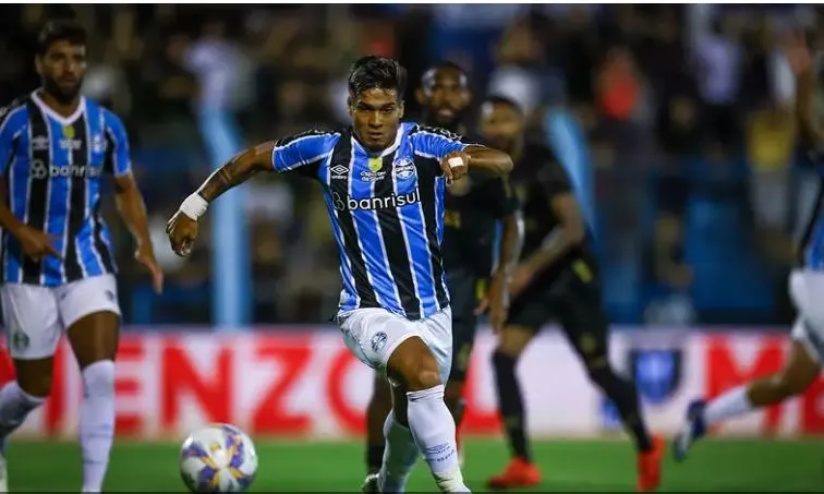 Atuação de Arezo foi elogiada pelo técnico Gustavo Quinteros. (Foto: Lucas Uebel/Grêmio FBPA)